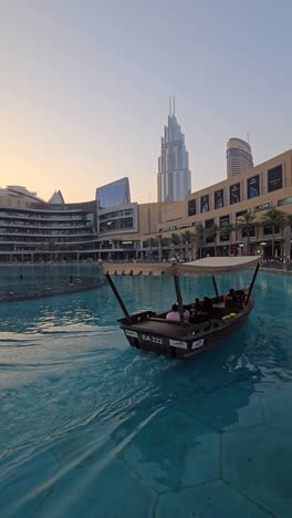 Das-Höchste-Gebäude-Der-Welt,-Burj-Khalifa,-Vor-Der-Atemberaubenden-Kulisse-Des-Dubai-Lake-In-Der-Dubai-Mall,-Vereinigte-Arabische-Emirate