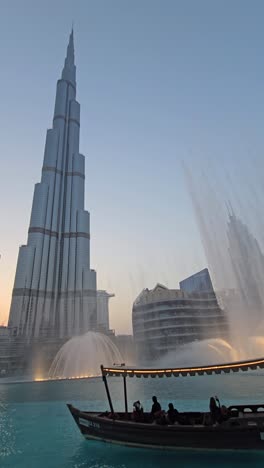 El-Edificio-Más-Alto-Del-Mundo,-Burj-Khalifa,-Frente-A-La-Deslumbrante-Exhibición-Del-Espectáculo-De-La-Fuente-De-Dubai-En-El-Dubai-Mall,-Emiratos-Árabes-Unidos.