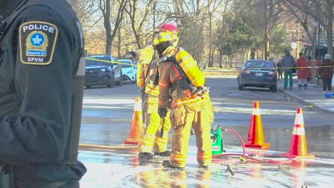 El-Bombero-Ayuda-A-Limpiar-El-Traje-De-Su-Colega-Después-De-Su-Trabajo.