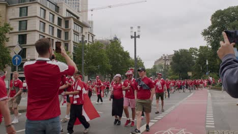 Gran-Multitud-De-Aficionados-Daneses-Pasando-Por-Las-Calles-De-Frankfurt-Antes-Del-Partido-De-Dinamarca-En-La-Eurocopa-2024-En-Alemania.