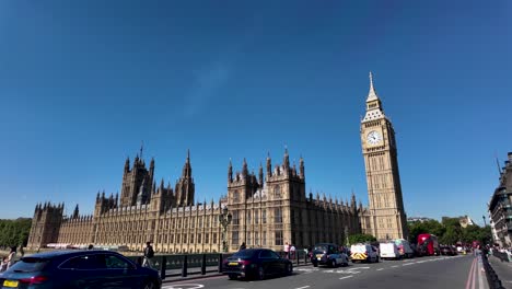 Stunning-architectural-marvel-featuring-Big-Ben-and-the-Houses-of-Parliament-in-London-on-a-bright-sunny-day,-showcasing-historical-and-cultural-significance-with-city-dynamics
