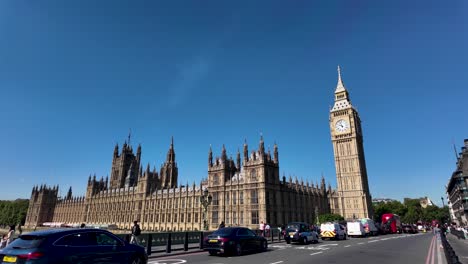 Atemberaubendes-Architektonisches-Wunder-Mit-Big-Ben-Und-Den-Houses-Of-Parliament-In-London-An-Einem-Strahlend-Sonnigen-Tag,-Das-Die-Historische-Und-Kulturelle-Bedeutung-Mit-Der-Dynamik-Der-Stadt-Zur-Schau-Stellt