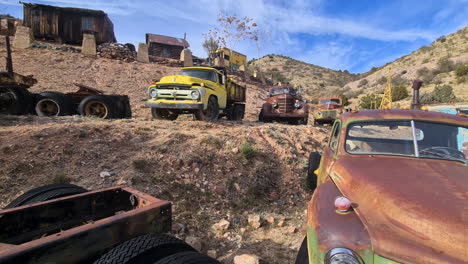 Viejo-Camión-Oxidado-Abandonado-De-Los-Años-1950-Y-1960-En-Decadencia,-Jerome-Ghost-Town,-Arizona,-EE.UU.