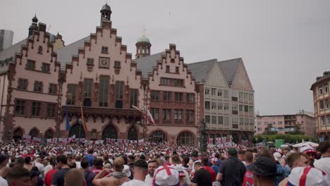 England-Fans-Drängen-Sich-Während-Der-EM-2024-Spiele-Am-Gerechtigkeitsbrunnen-In-Frankfurt,-Deutschland