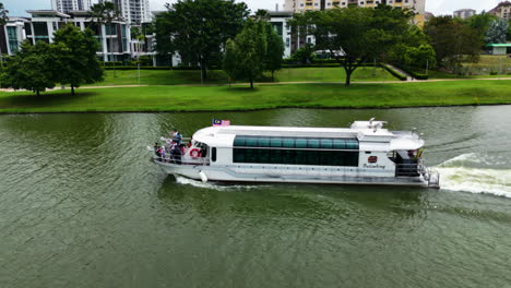 Drone-Volando-Alrededor-De-Un-Barco-Turístico-Que-Se-Mueve-En-El-Lago-Putrajaya-En-Malasia