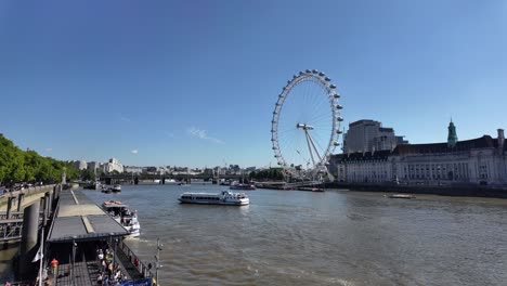 Vista-Panorámica-Del-Río-Támesis-Con-Un-Crucero-En-Barco,-El-London-Eye-Y-El-Puente-De-Westminster-En-Un-Día-Soleado-En-Londres