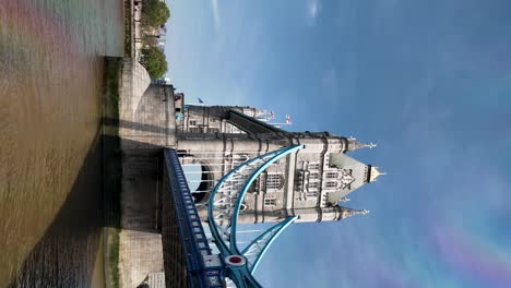 Puente-De-La-Torre-Sobre-El-Río-Támesis-En-Londres,-Con-Arquitectura-Histórica-Y-Un-Cielo-Azul,-Capturado-Durante-Un-Día-Soleado