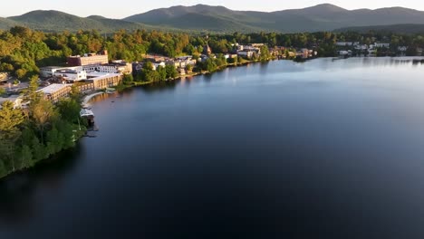 Volando-A-Lo-Largo-De-La-Orilla-Del-Lago-Espejo-En-Lake-Placid,-Nueva-York