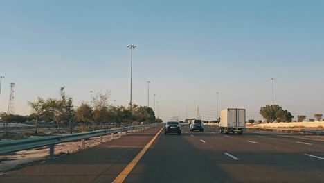 El-Tráfico-Circula-Por-La-Carretera-Abu-Dhabi-E11-Sheikh-Maktoum-Bin-Rashid-Hacia-Dubai-En-El-Primer-Carril,-Que-Está-Limitado-A-Conductores-Con-Un-Límite-De-Velocidad-De-140-Km-O-Menos.