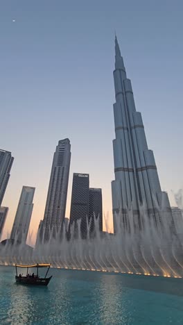 El-Edificio-Más-Alto-Del-Mundo,-Burj-Khalifa,-Frente-A-La-Deslumbrante-Exhibición-Del-Espectáculo-De-La-Fuente-De-Dubai-En-El-Dubai-Mall,-Emiratos-Árabes-Unidos.