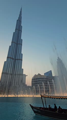 El-Edificio-Más-Alto-Del-Mundo,-Burj-Khalifa,-Frente-A-La-Deslumbrante-Exhibición-Del-Espectáculo-De-La-Fuente-De-Dubai-En-El-Dubai-Mall,-Emiratos-Árabes-Unidos.