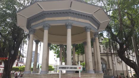 Una-Encantadora-Plaza-Con-Quiosco-Y-Banco-En-El-Casco-Viejo,-Ciudad-De-Panamá,-Rodeada-De-árboles