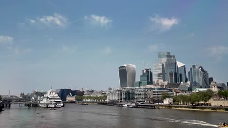 Blick-Auf-Die-Skyline-Der-Stadt-London-Mit-Modernen-Wolkenkratzern-Entlang-Der-Themse-An-Einem-Hellen-Tag