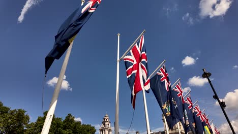 Banderas-De-La-Commonwealth-Ondeando-En-Los-Jardines-De-La-Plaza-Del-Parlamento-En-Westminster-Contra-Un-Cielo-Azul-Claro