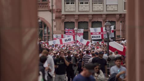 Aficionados-Ingleses-Animando-A-La-Fuente-De-La-Justicia-En-La-Plaza-Roemer-De-Frankfurt,-Alemania,-Durante-La-Eurocopa-2024.