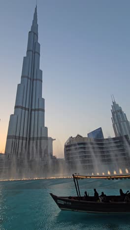 El-Edificio-Más-Alto-Del-Mundo,-Burj-Khalifa,-Frente-A-La-Deslumbrante-Exhibición-Del-Espectáculo-De-La-Fuente-De-Dubai-En-El-Dubai-Mall,-Emiratos-Árabes-Unidos.