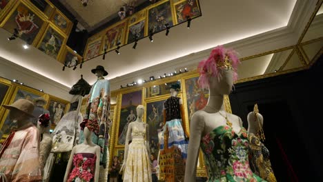 Vestidos-A-Medida-Exhibidos-En-Maniquíes-En-Una-Exposición-De-Moda,-Milán,-Italia