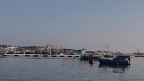 Die-Idyllische-Szene-Der-Fischerboote,-Die-Sanft-Auf-Den-Gewässern-Von-Marsaxlokk,-Einem-Malerischen-Fischerdorf-Auf-Malta,-Schaukeln,-Verkörpert-Den-Geist-Des-Küstenlebens-Und-Seiner-Reichen-Maritimen-Traditionen