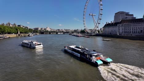 Vista-Del-Río-Támesis-Con-Barcos-Navegando,-Destacando-El-London-Eye-Y-El-Horizonte-De-La-Ciudad.