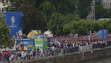 Gran-Multitud-De-Aficionados-Británicos-Viendo-Partidos-De-La-Eurocopa-En-Frankfurt,-Alemania