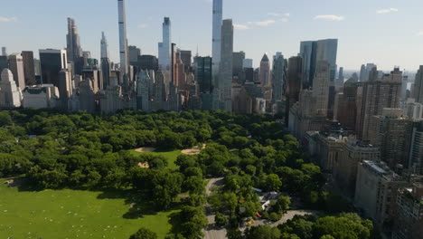 Drone-Inclinándose-Sobre-El-Central-Park,-Hacia-La-Fila-De-Los-Multimillonarios,-En-Nueva-York