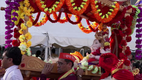 Una-Estatua-Murti-De-Ganesh-Se-Lleva-En-Un-Palanquín-Y-Se-Aviva-En-Un-Festival-Hindú.