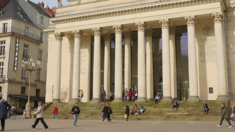 Gente-Caminando-Y-Sentada-Fuera-Del-Teatro-Graslin-En-Nantes,-Francia