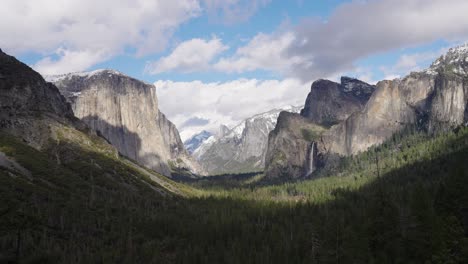 Panning-up-show-of-the-Yosemite-Valley-in-Yosemite-National-Park