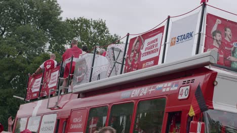 Blick-Auf-Den-Dänischen-Bus-Der-Danneborg-Fußballer-Oben-In-Frankfurt,-Deutschland