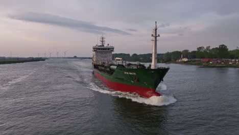 Stoc-Baltic-Oil,-Chemikalientanker-überquert-Den-Fluss-Hollands-Diep-In-Moerdijk,-Niederlande