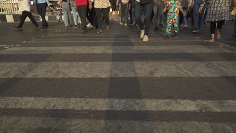 Multitud-Diversa-De-Personas-Cruzando-La-Calle-En-Marine-Drive