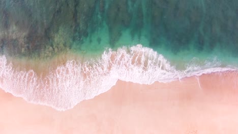 Verführerische-Wellen-Brechen-Langsam-Am-Sandstrand-Von-Maui,-Hawaii