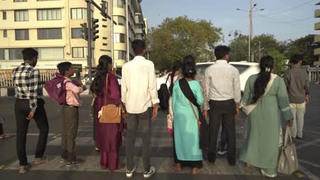 Diversa-Multitud-De-Personas-Cruzando-Las-Calles-En-Marine-Drive