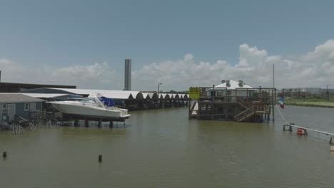 Una-Vista-De-Drones-De-Bajo-Nivel-De-La-Marea-Alta-Debido-A-La-Tormenta-Tropical-Alberto-En-El-Centro-Marino,-Restaurantes-Y-Puerto-Deportivo-De-Clear-Lake-En-El-Lago,-Texas