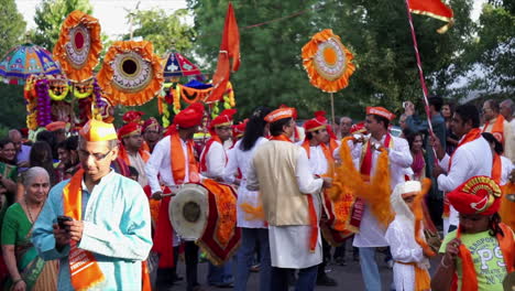 Procesión-Religiosa-En-Honor-A-La-Deidad-Hindú-Con-Cabeza-De-Elefante,-Ganesh