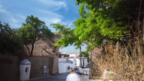 Timelapse-De-Porta-Da-Praça-De-Armas-En-Lagos,-Portugal-En-Un-Día-Soleado-Con-árboles-A-La-Vista