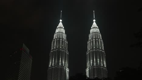 Impresionante-Vista-Nocturna-De-Las-Torres-Gemelas-Petronas-Iluminadas-En-Kuala-Lumpur,-Malasia