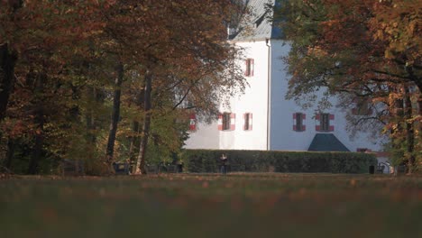 Otoño-En-El-Parque-Hvezda,-Praga