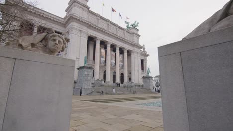 Ornate-museum-facade-with-a-bronze-victory-sculpture,-featuring-a-banner-for-an-art-exhibit-by-Bruegel,-Rubens,-and-Rembrandt