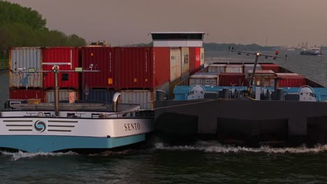 Sento-Frachtschiff-Mit-Containern-Segelt-Auf-Dem-Fluss-Moerdijk-In-Holland,-Niederlande