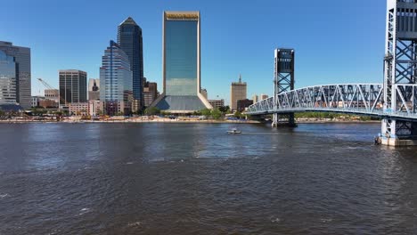 Luftaufnahme-Der-Uferpromenade-Mit-Modernen-Gebäuden-In-Jacksonville,-Florida