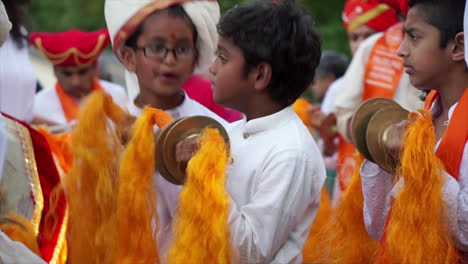 Los-Niños-Tocan-Platillos-En-El-Festival-Hindú.