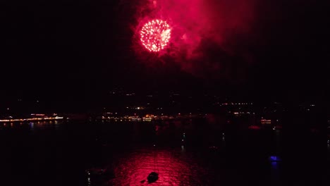 Feuerwerk-Zum-4.-Juli,-Das-Von-Einem-Lastkahn-über-Dem-Hafen-Der-Front-Street-In-Lahaina-Abgefeuert-Wird