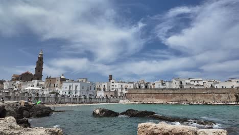 Timelapse-De-La-Antigua-Ciudad-De-Monopoli-Con-Nubes-Moviéndose,-Bari,-Italia