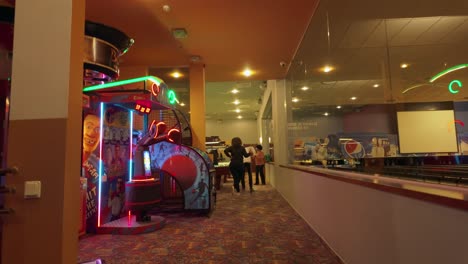 Das-Filmmaterial-Zeigt-Eine-Vielzahl-Von-Spiel--Und-Glücksspielgeräten-In-Einem-Unterhaltungszentrum