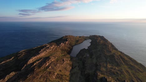 Irland-Epische-Orte-Drohnenlandschaft-Sonnenuntergang-Fliegen-Zum-Meer-Auf-Der-Sheeps-Head-Halbinsel-West-Cork-An-Einem-Sommerabend