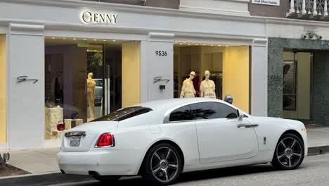 Rolls-Royce-Estacionado-En-Beverly-Hill,-Junto-A-Rodeo-Drive,-Frente-A-La-Tienda-De-Alta-Gama-Genny