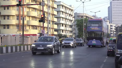 Netaji-Subhash-Chandra-Bose-Straßenampel,-Mumbai-Viel-Befahrene-Straße-Und-Verkehr-Am-Marine-Drive