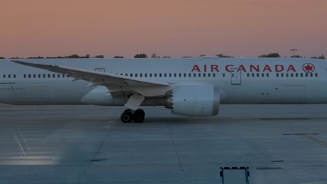 Eine-Boeing-Von-Air-Canada-Verlässt-Das-Rollfeld-Des-Trudeau-International-Airport-In-Montreal