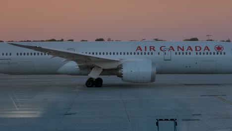 Un-Boeing-De-Air-Canada-Saliendo-De-La-Pista-Del-Aeropuerto-Internacional-Trudeau-De-Montreal